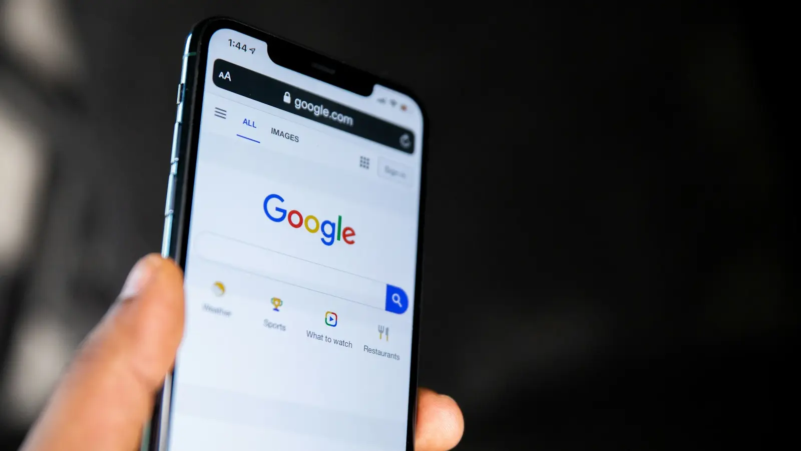 Dono de clínica em Alphaville comparando no notebook um anúncio de busca no Google e um anúncio em vídeo no Instagram